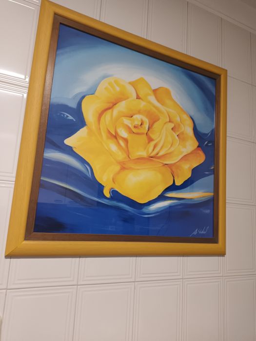 Quadro com moldura em madeira com a medida 85cmx85cm como novo.