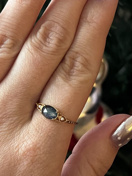 Pozłacany pierścionek ze srebra 925 z granatowym kamieniem labradoryt