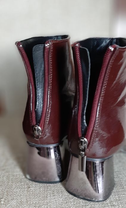 Bordowe,lakierowane botki ,srebrny obcas.
