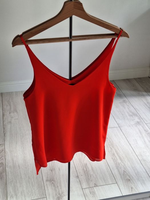 czerwony top na cienkich ramiączkach