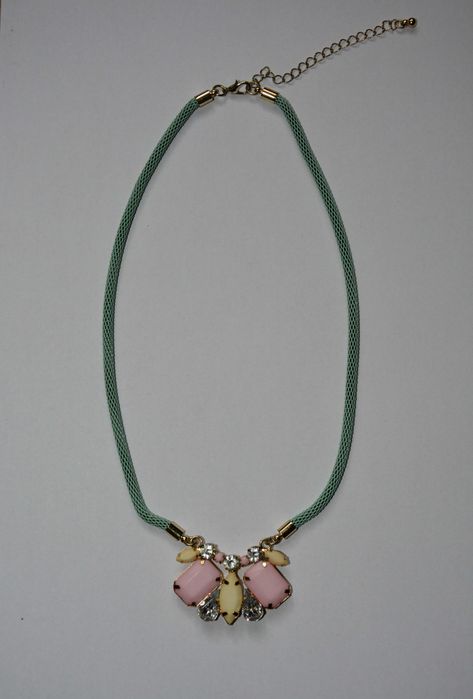 Bogato zdobiony naszyjnik kolia z pastelowymi kamieniami