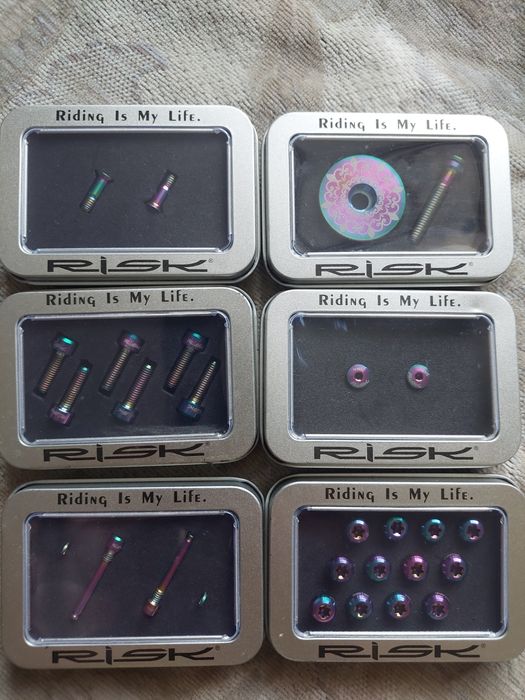 Болти титанові різні