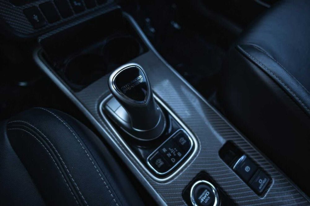 Mitsubishi Outlander Hybrid Plug-in SEL S-AWC      2020