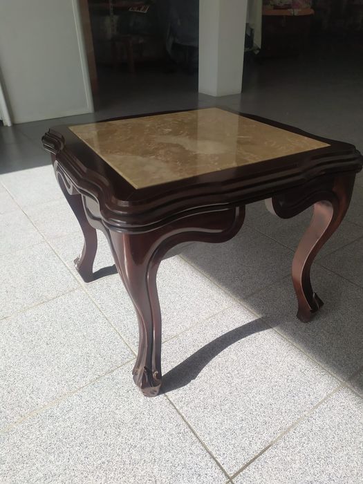 Pequena mesa de apoio aos sofás