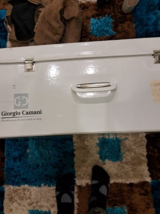 Покривало з двома подушками для двоспального ліжка.