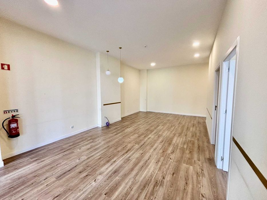 Escritório / Loja para arrendamento na Rua Professor Joaquim Bastos