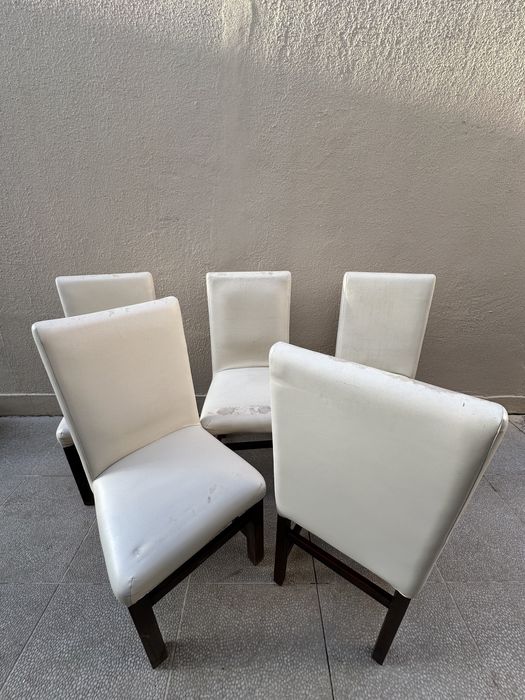 Cadeira em eco pele.