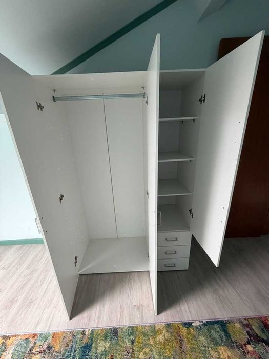 Armário branco portas e gavetas