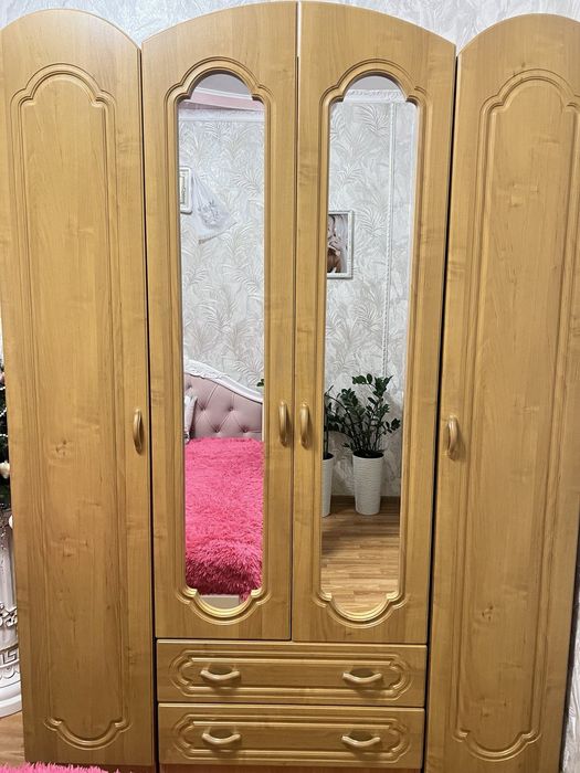 Продається шафа з 3-ох частин б/у.