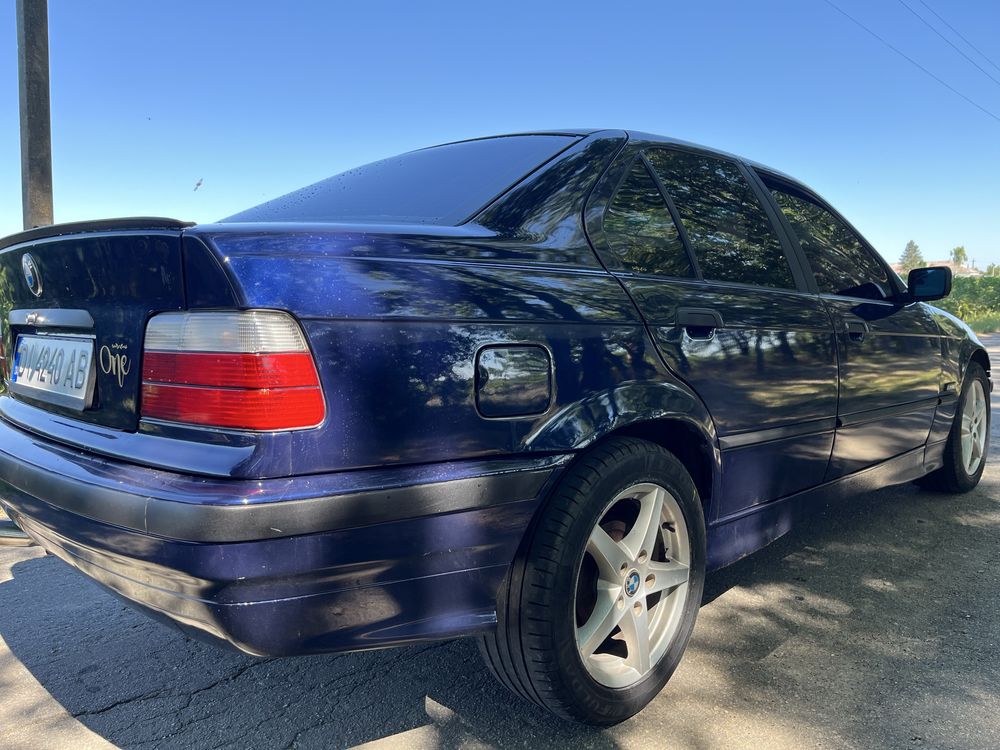 Автомобіль BMW 318i e36