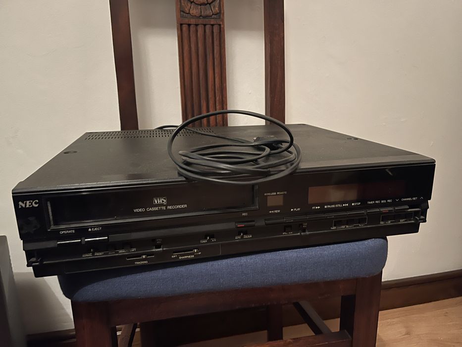 Leitor de cassetes VHS NEC em bom estado
