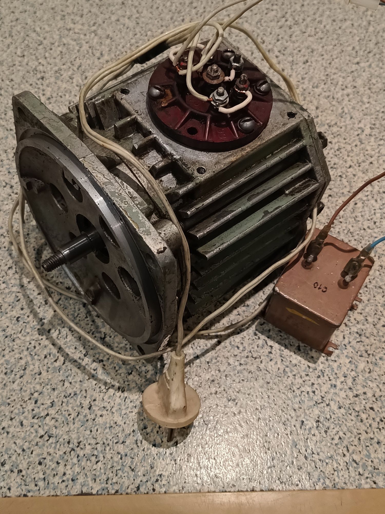 Асинхронный электродвигатель 220/380 в. 0.4 kw 2850 об/мин