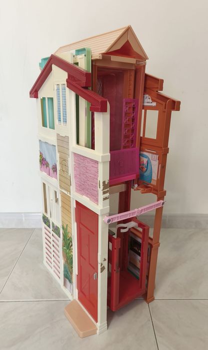 Casa da Barbie com bonecas e acessórios
