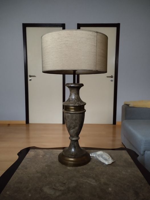 Candeeiro antigo em mármore