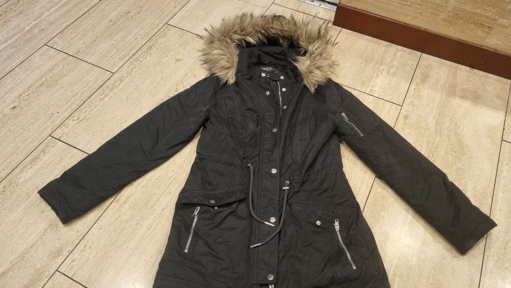 Czarna parka zimowa