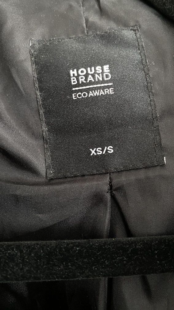 Чорна стьобана куртка від бренду House Brand