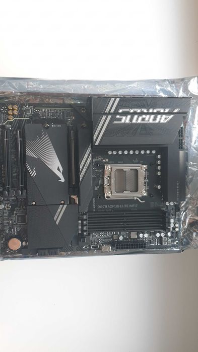 Материнська плата Aorus X870 Elite
