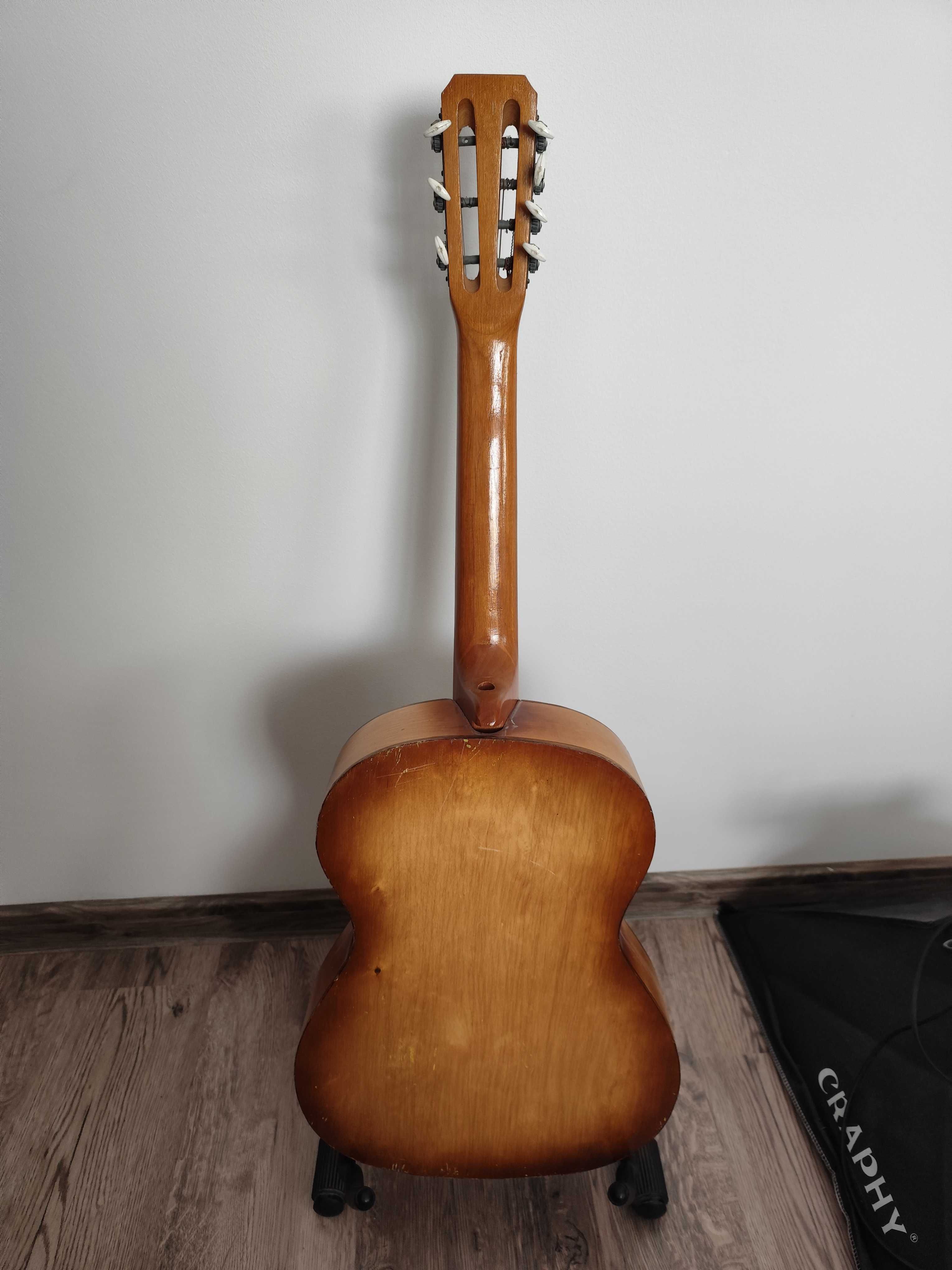 7-strunowa gitara akustyczna