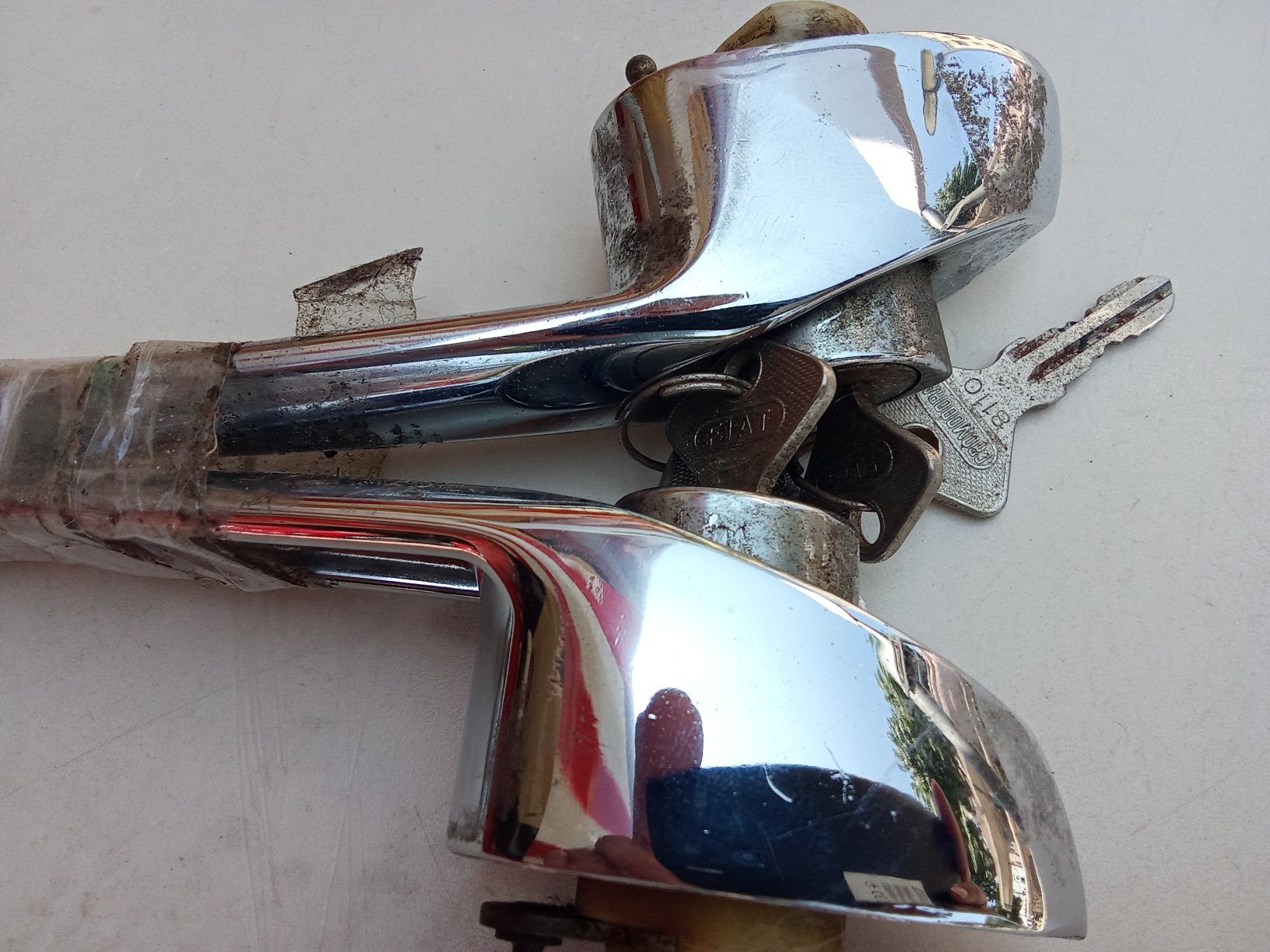 Fechaduras (2) para carros antigos originais com 2 chaves cada 100 eur