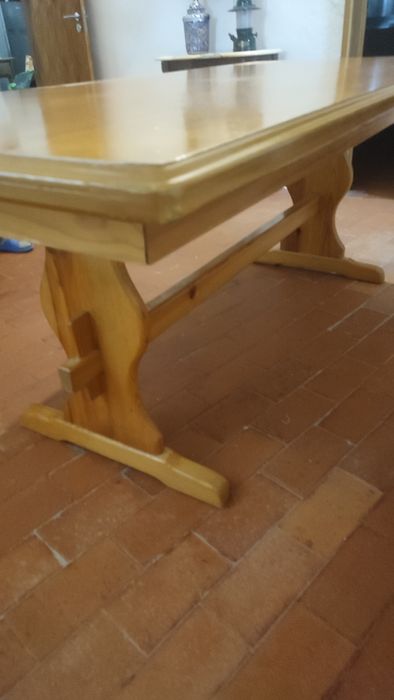 Mesa em madeira para banquete
