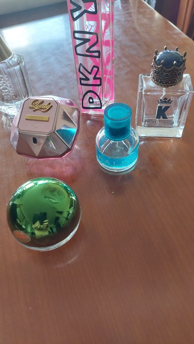 Varios frascos de perfume vazios