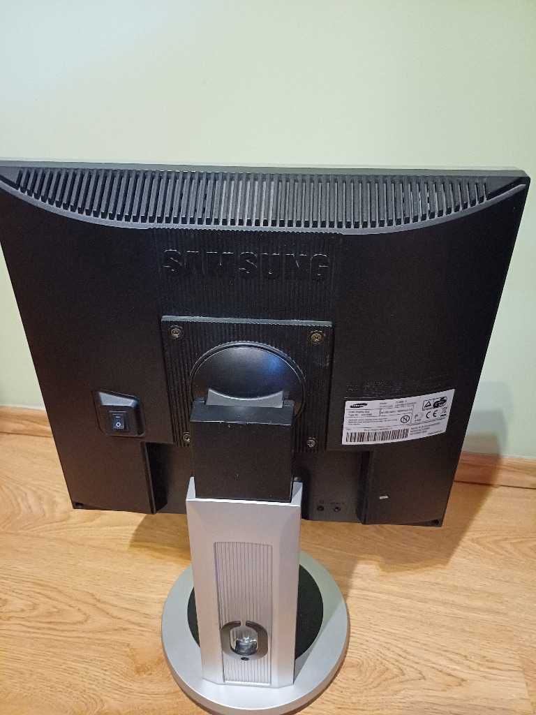 Monitor Samsung SyncMaster 713BM (GH17MS) 17' z wbudowanym głośnikiem