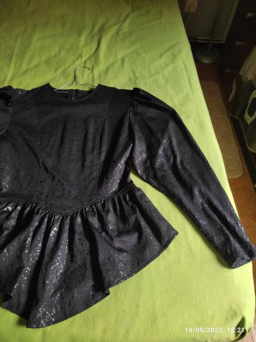 Blusa preta brilhante  de cerimónia tamanho  38