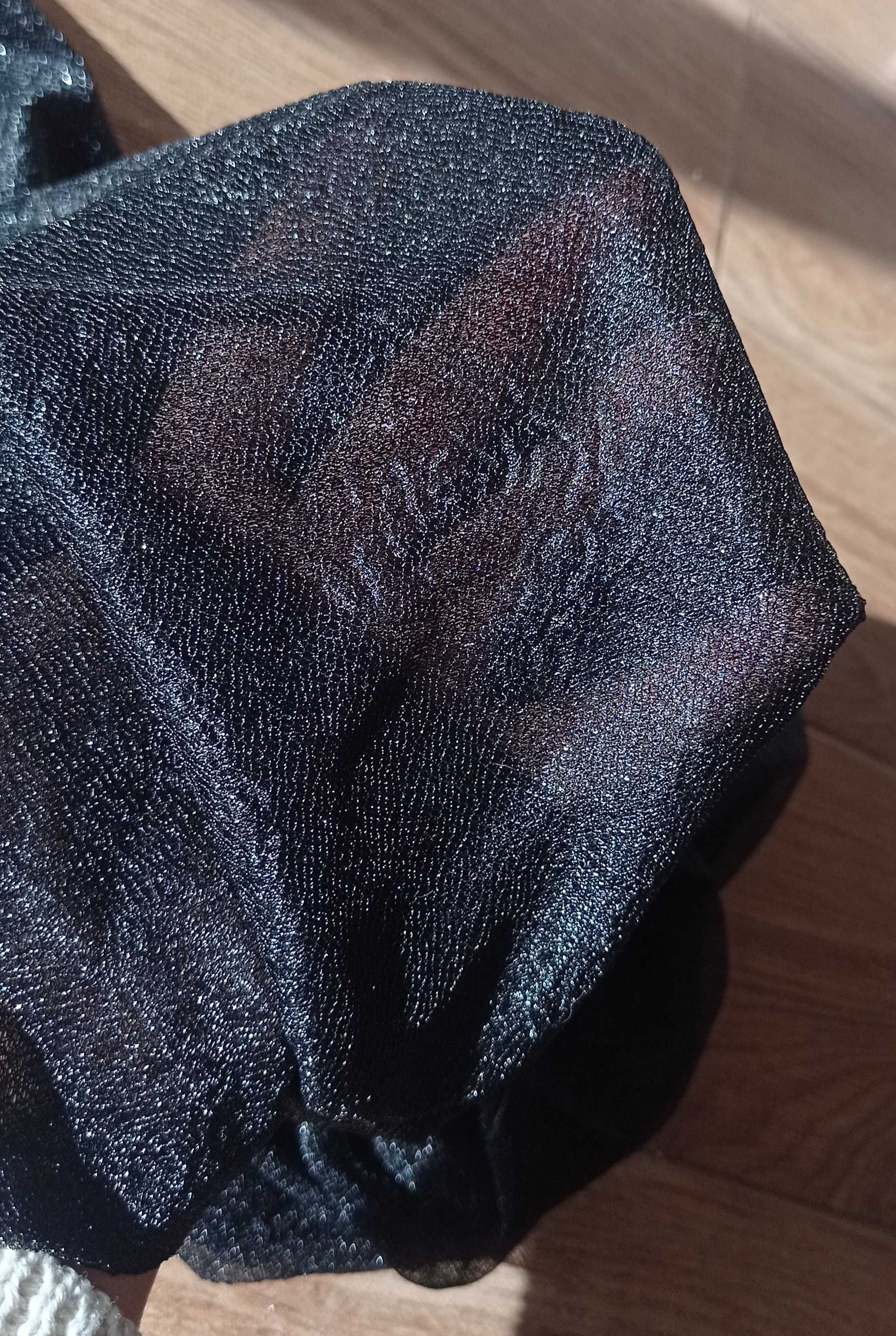 Écharpe Preta Semi-transparente com Impressão de Rosas