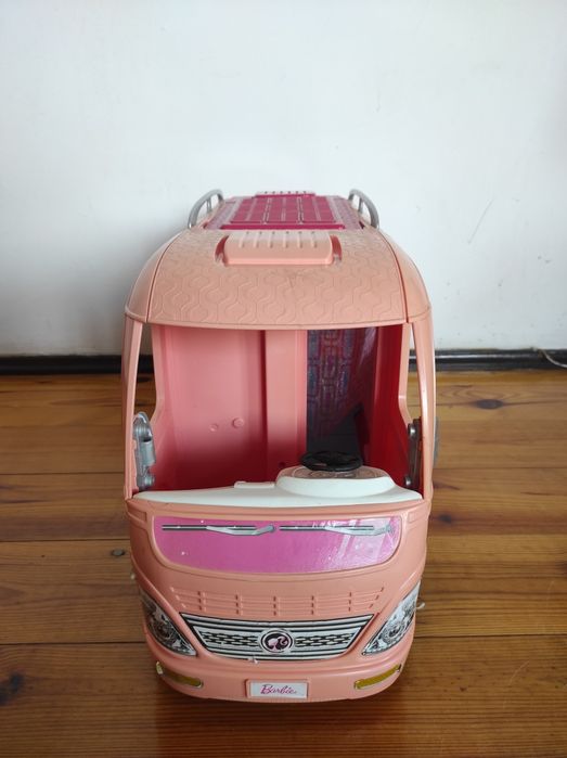 Kamper Barbie z basenem