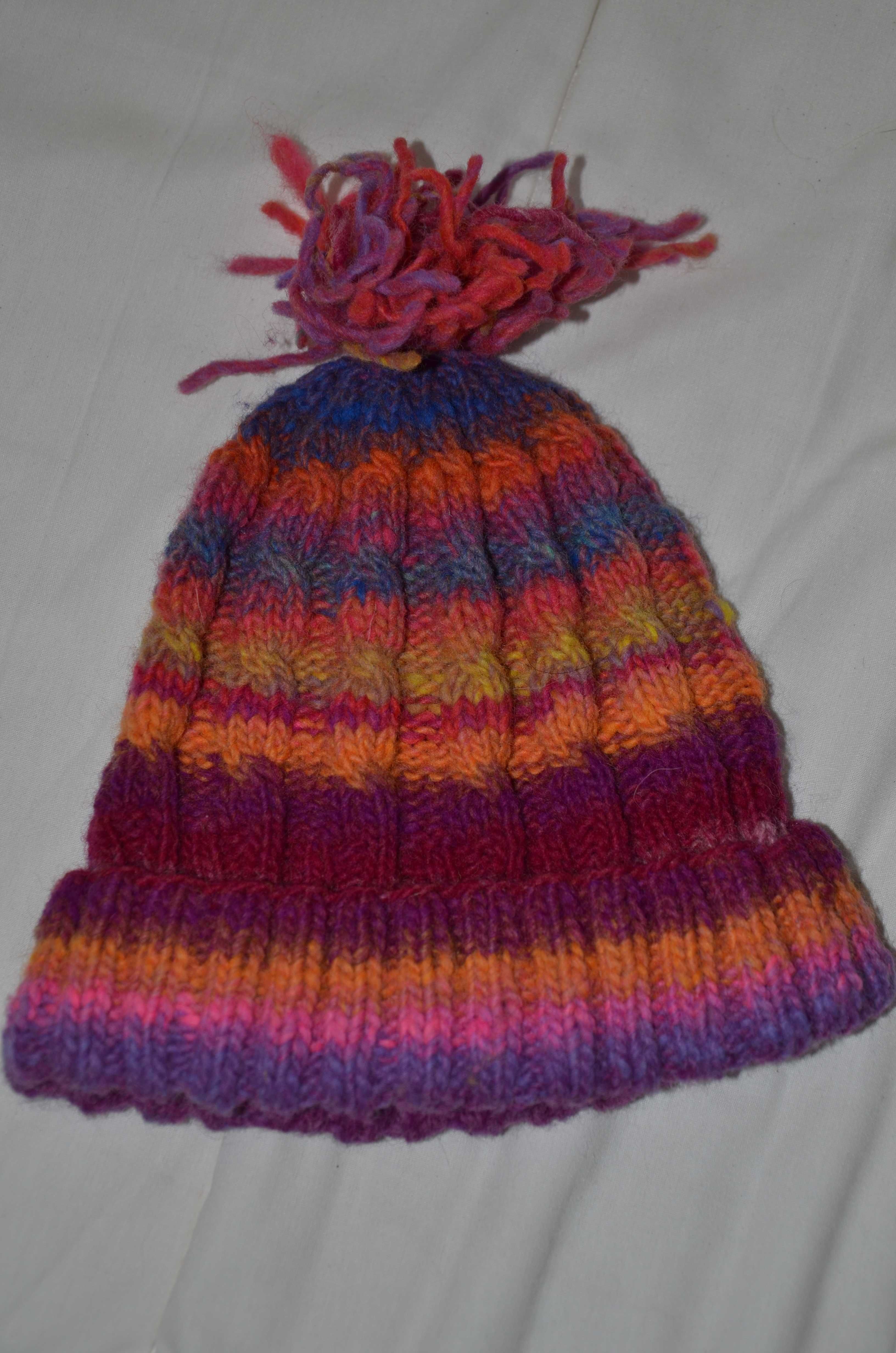 Kolorowa czapka wełniana z pomponem