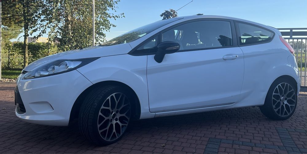Ford fiesta mk7 2010 rok GAZ niski przebieg