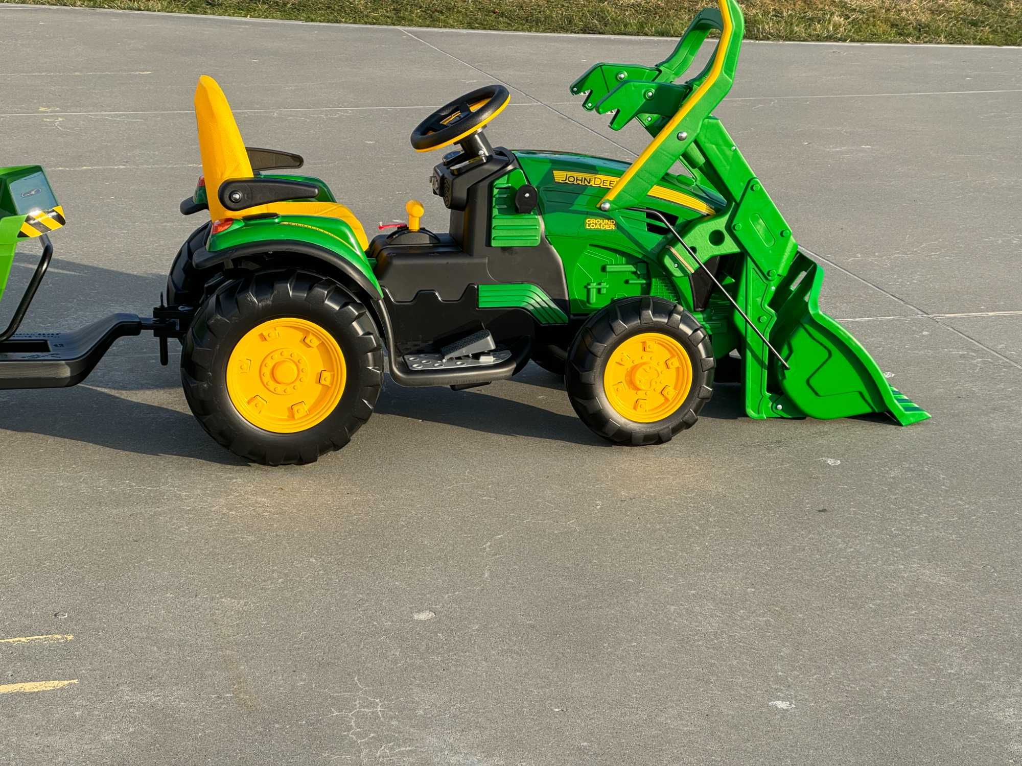 John Deere koparka + przyczepa 2oś. half pipe na akumulator dla dzieci