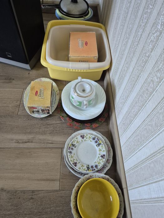 Тарелки, чашки, ложки