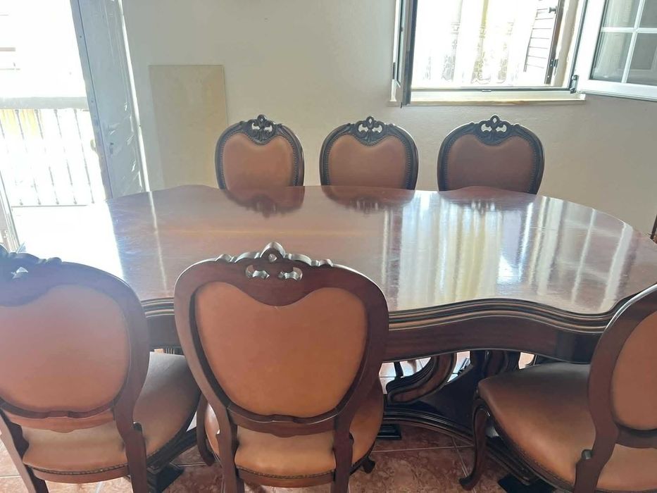 mesa de madeira com 8 cadeiras como nova