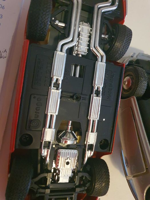 2 miniaturas Porsche e Ferrari 1:24 burago com defeito