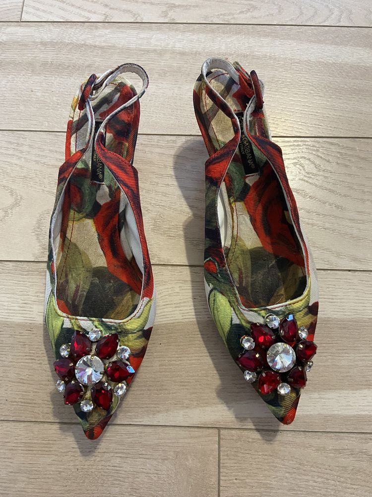 Туфлі YSL, босоніжки Dolce Gabbana