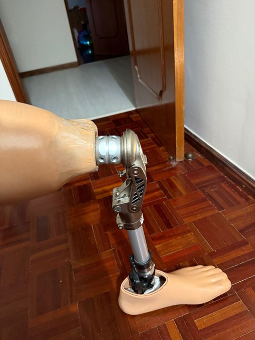 Prótese de perna com joelho semi-hidráulico