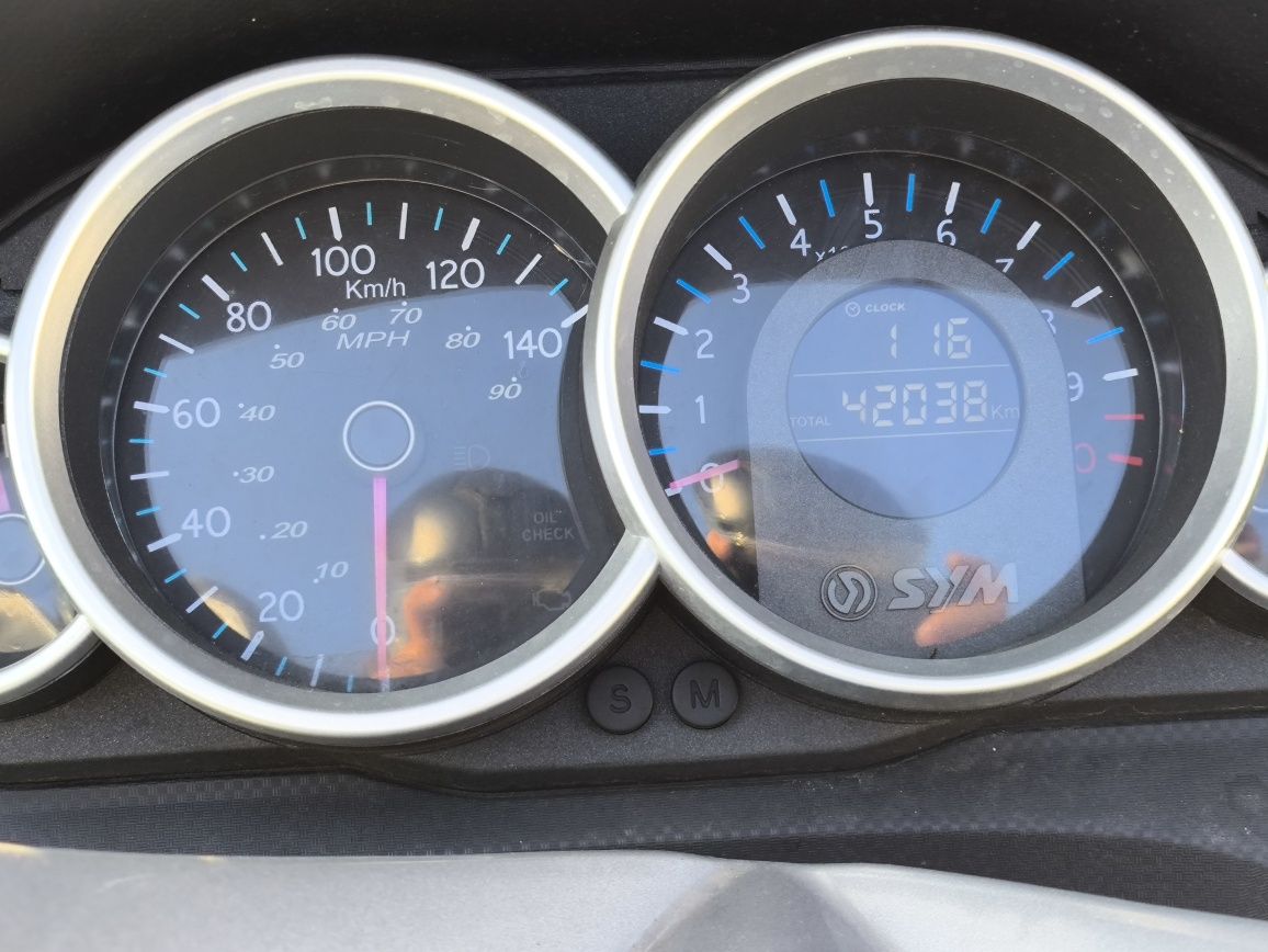 Sym GTS 125i com baú