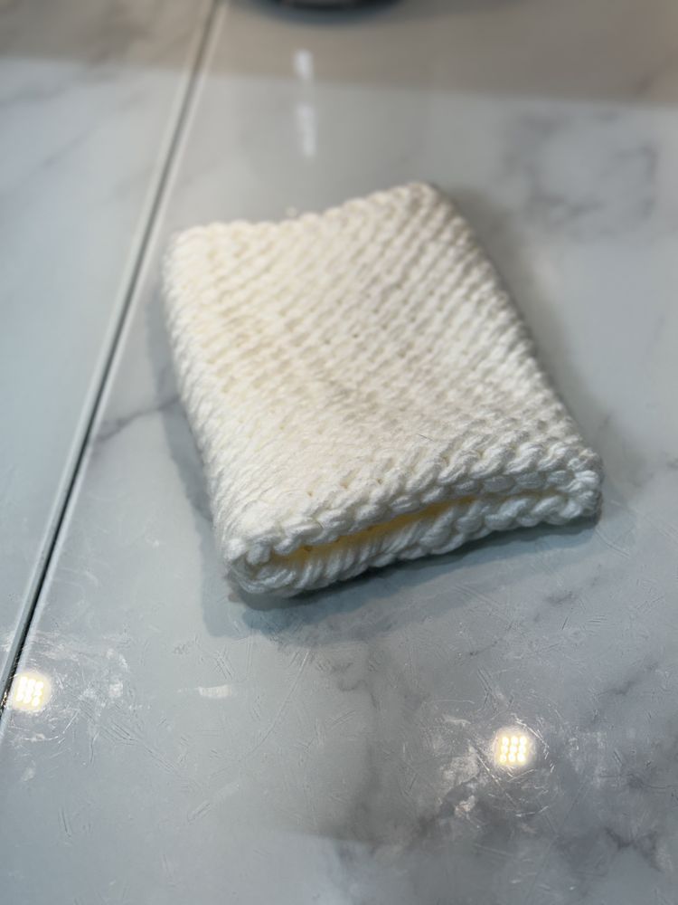Handmade biały sweterek na świecę w słoiku