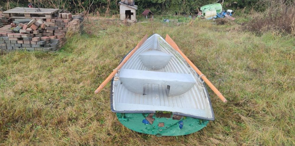 Łódka na ryby wraz z wiosłami