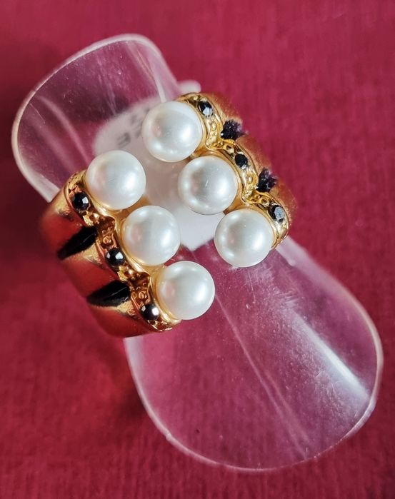 Anel dourado e preto, em aço, com 6 pérolas e 6 pedrinhas pretas. T17