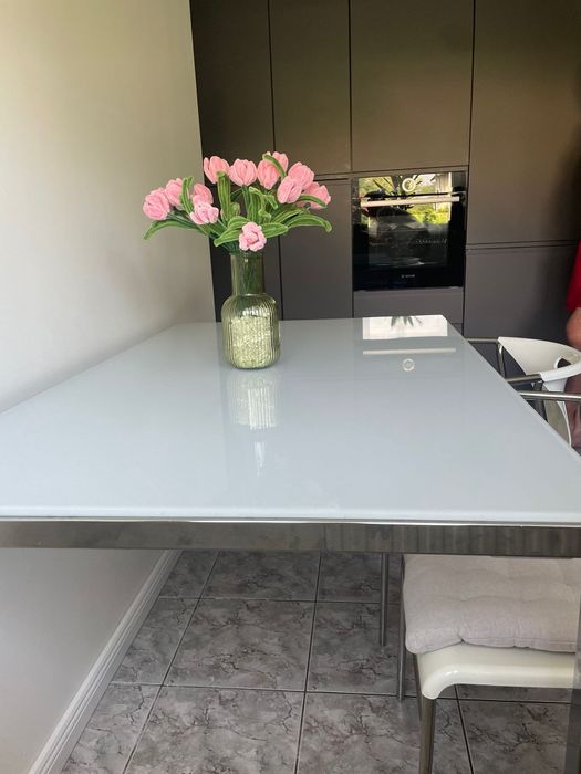 IKEA TORSBY Stół białe szkło, chrom, 135x85 cm + 2 krzesła