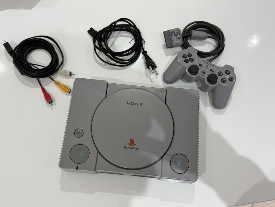 PlayStation 1 (PS1) – Nova/Impecável + Cabos Originais