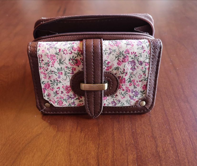 Carteira / Porta Moedas da Atmosphere - Castanho às Flores