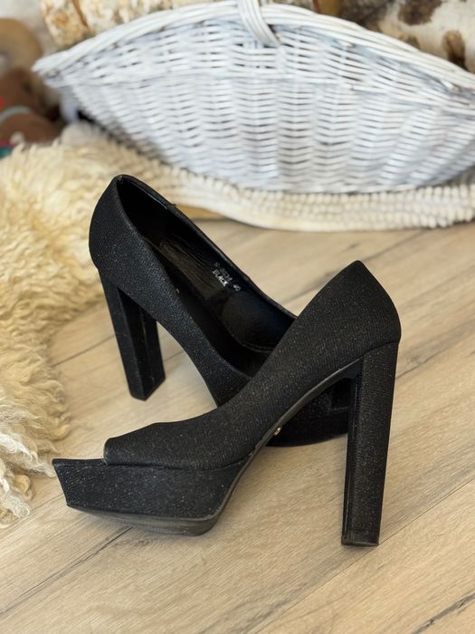 Wysokie szpilki na słupku na platformie