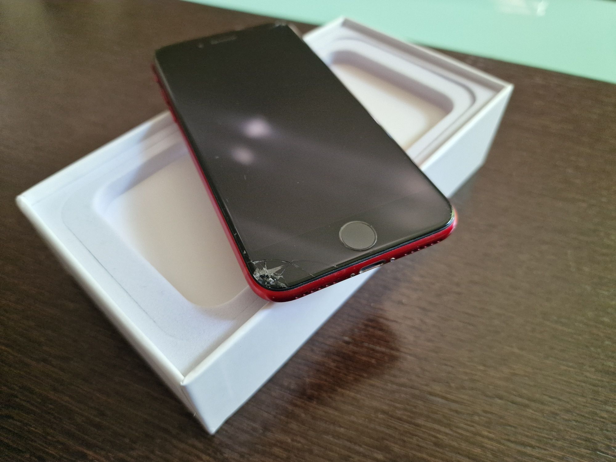Używany iPhone 8, 256 GB, kolor czerwony .