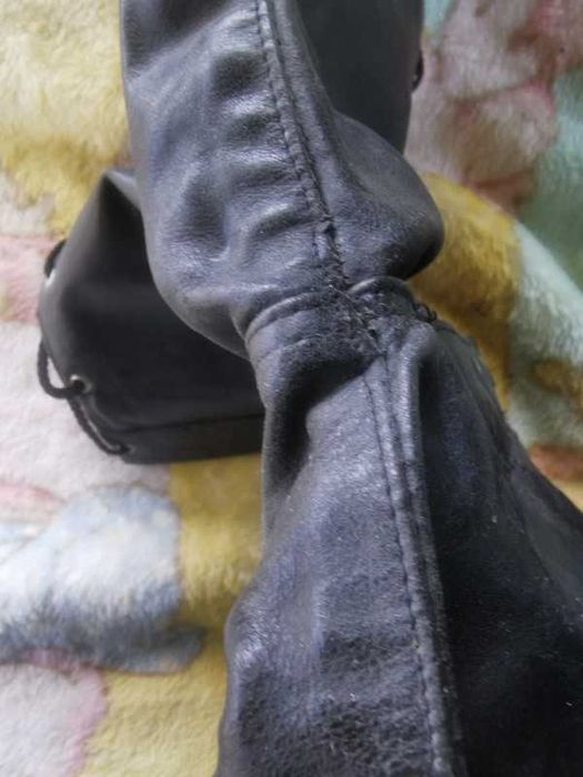 Calças com atilhos em pele