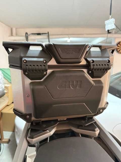 GIVI TREKKER OUTBACK 42 + Base para BMW GS 1250/1300