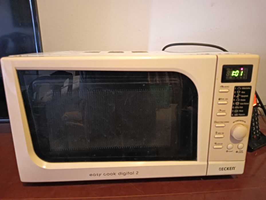 Forno Micro Ondas BECKEN - Usado mas a funcionar bem.