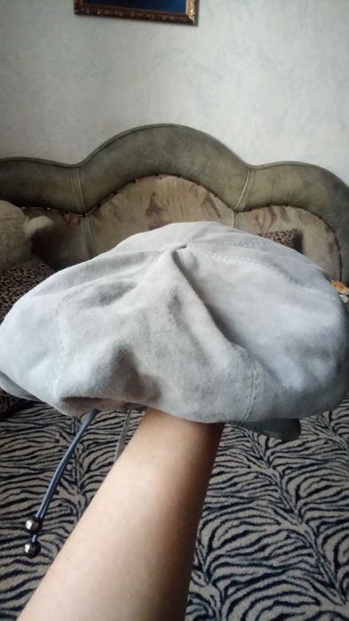 Продам серый замшевый берет